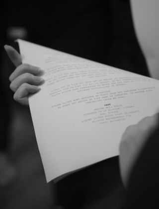 Handen die script vasthouden